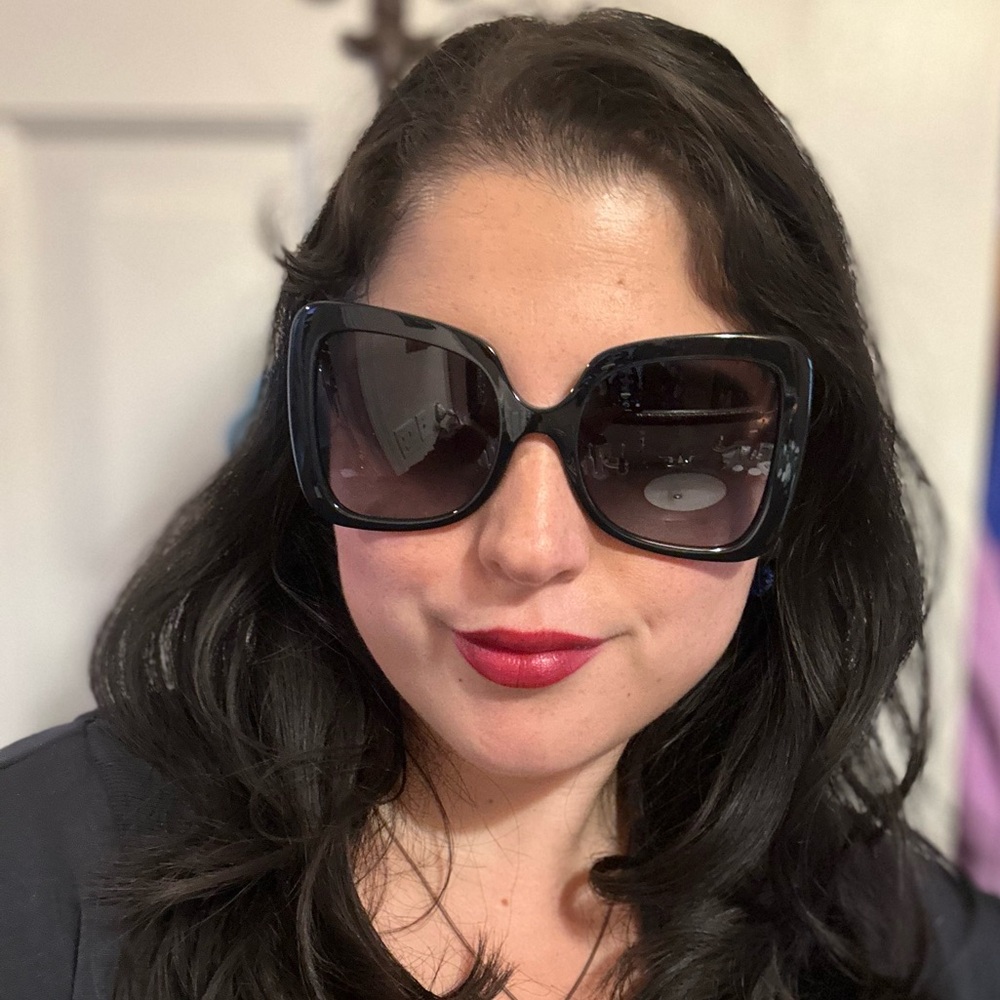 New in box Dolce and Gabbana Oversized Square sunglasses - Picture 2 of 8